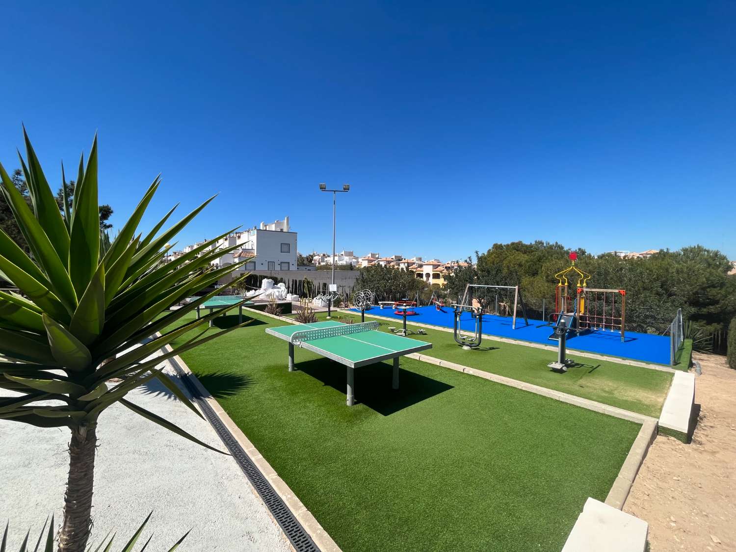 Casa adosada en venta en Altos - La Florida de 3 habitaciones con terraza y piscina