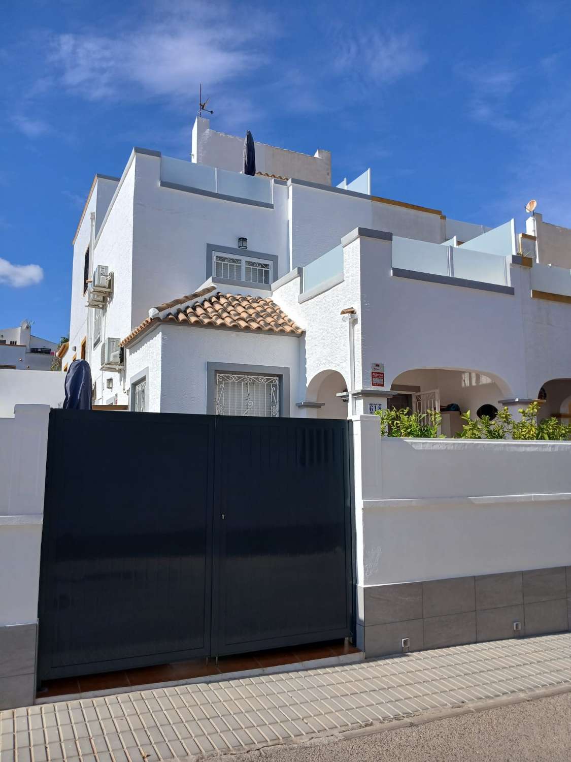 Casa adosada en venta en Altos - La Florida de 3 habitaciones con terraza y piscina