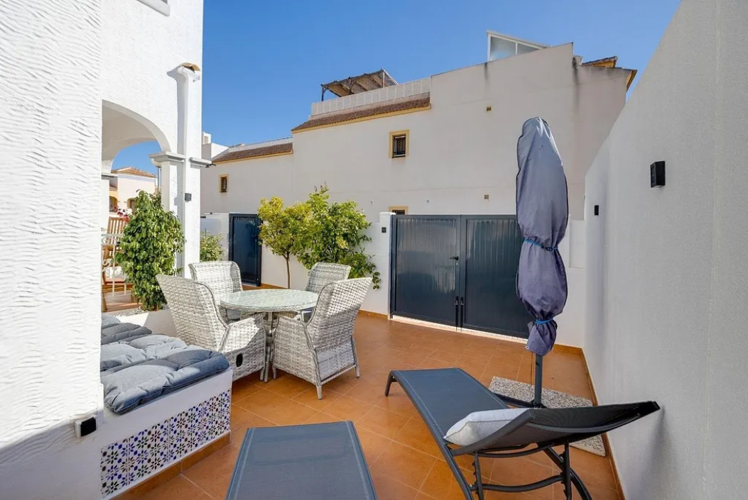 Casa adosada en venta en Altos - La Florida de 3 habitaciones con terraza y piscina
