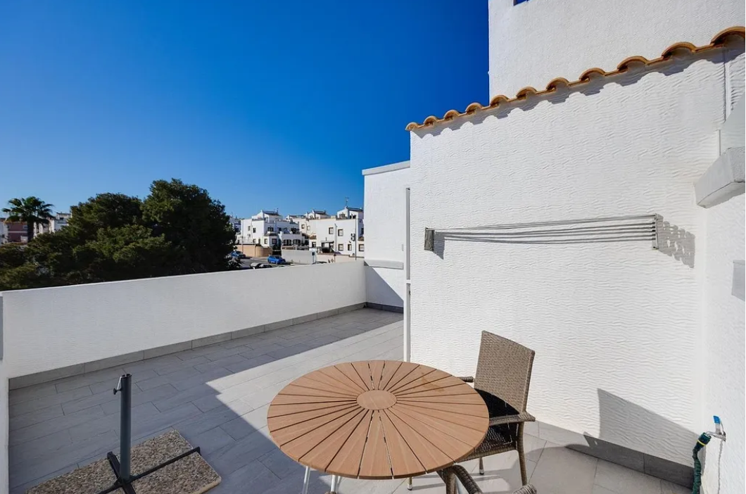 Casa adosada en venta en Altos - La Florida de 3 habitaciones con terraza y piscina
