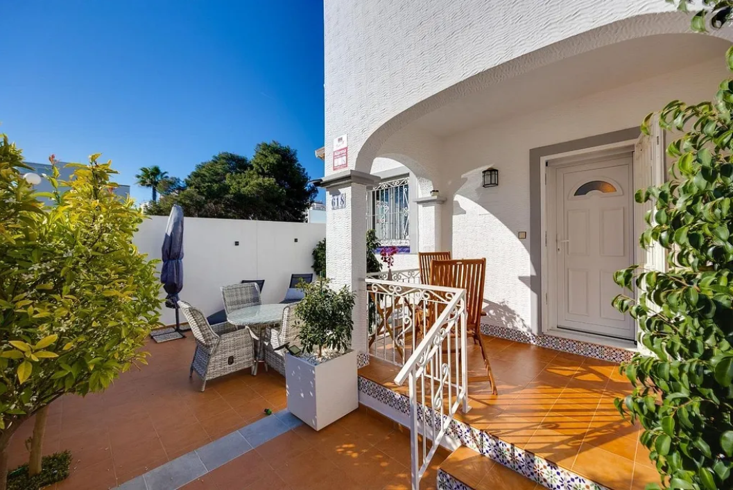 Casa adosada en venta en Altos - La Florida de 3 habitaciones con terraza y piscina