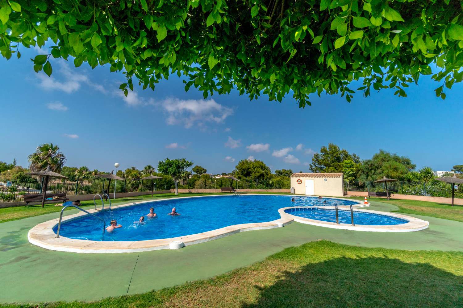 Casa adosada en venta en Altos - La Florida de 3 habitaciones con terraza y piscina