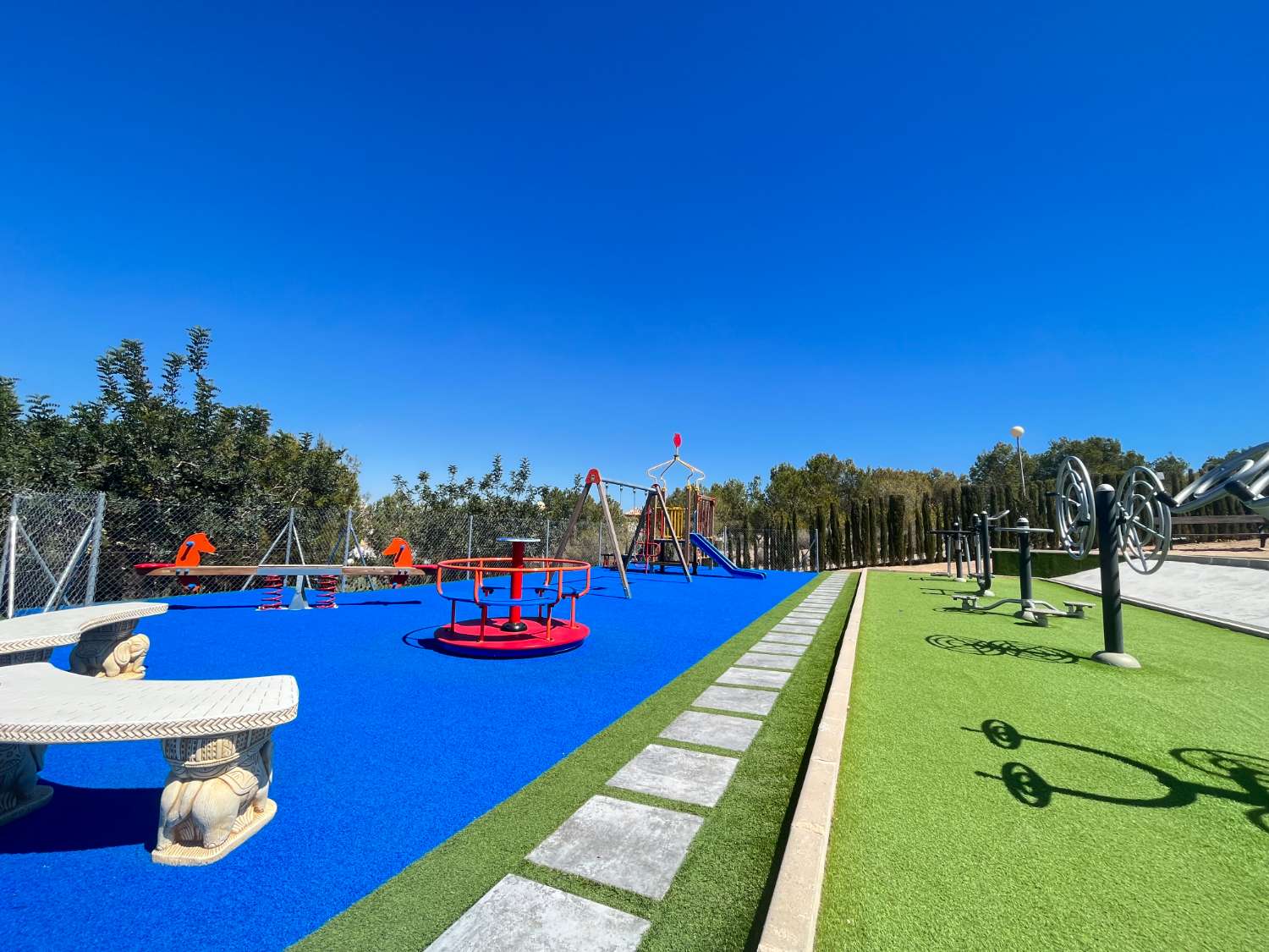 Casa adosada en venta en Altos - La Florida de 3 habitaciones con terraza y piscina