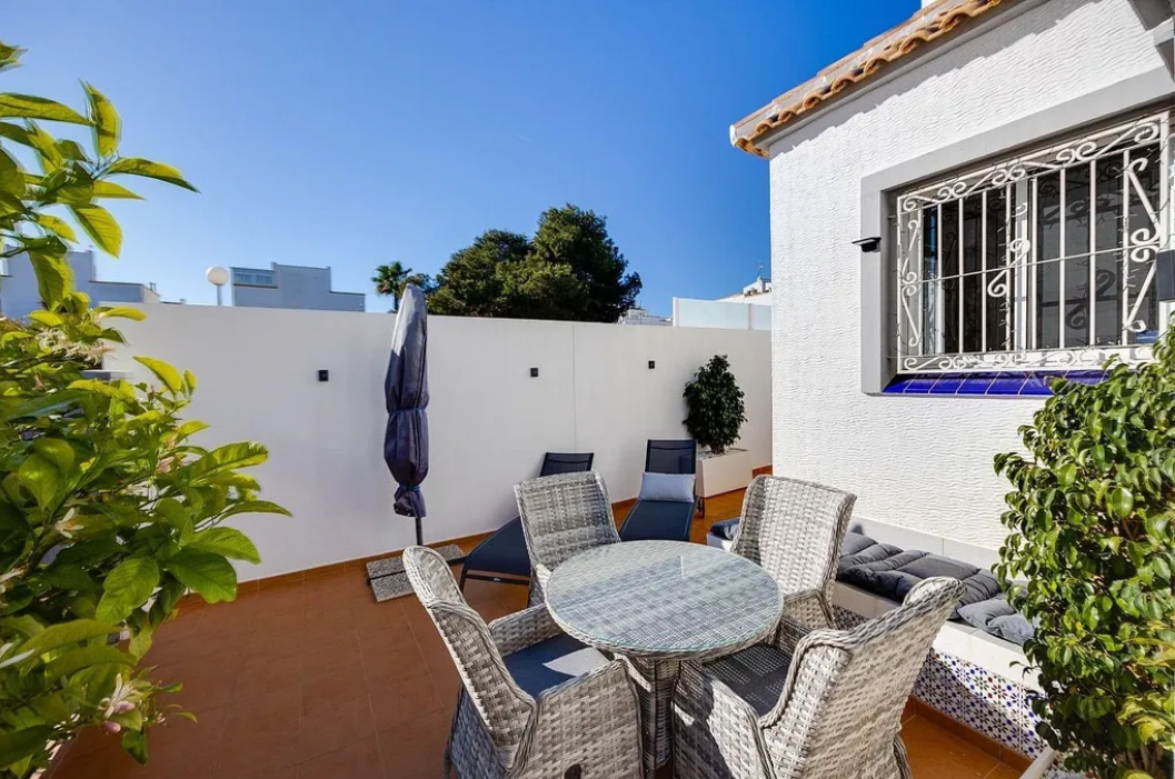 Casa adosada en venta en Altos - La Florida de 3 habitaciones con terraza y piscina