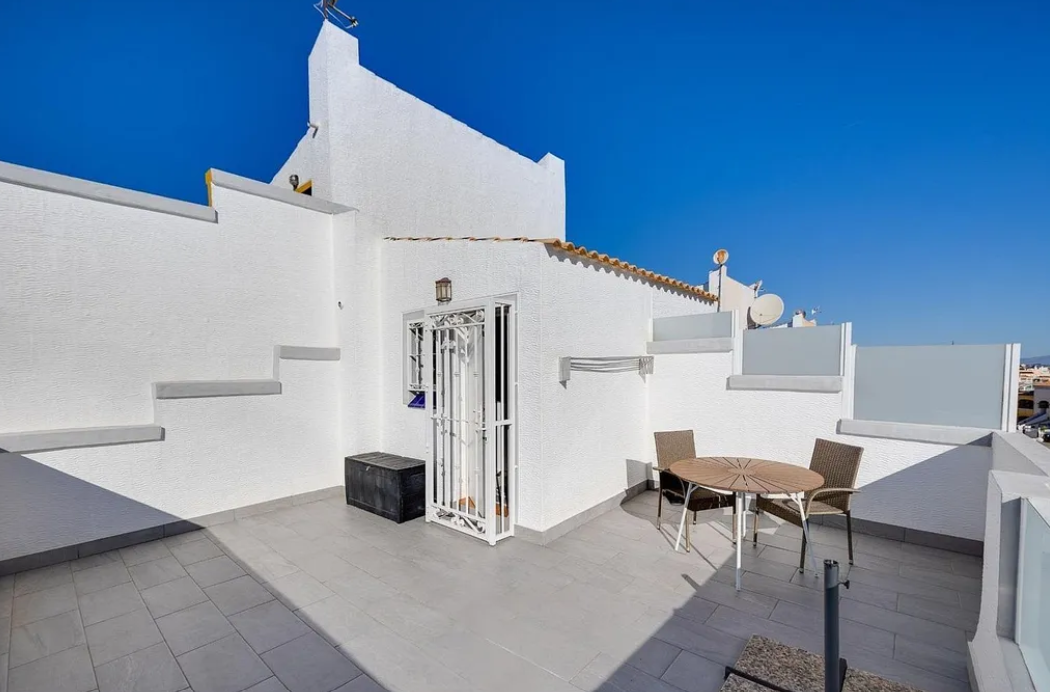 Casa adosada en venta en Altos - La Florida de 3 habitaciones con terraza y piscina