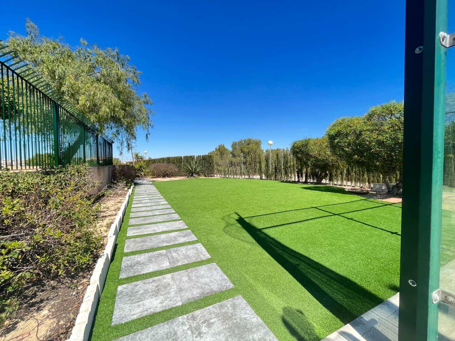 Casa adosada en venta en Altos - La Florida de 3 habitaciones con terraza y piscina