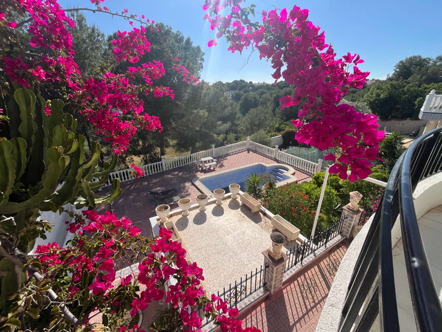 Chalet independiente con dos viviendas, piscina privada y parcela de 992 m² con vistas panorámicas al mar