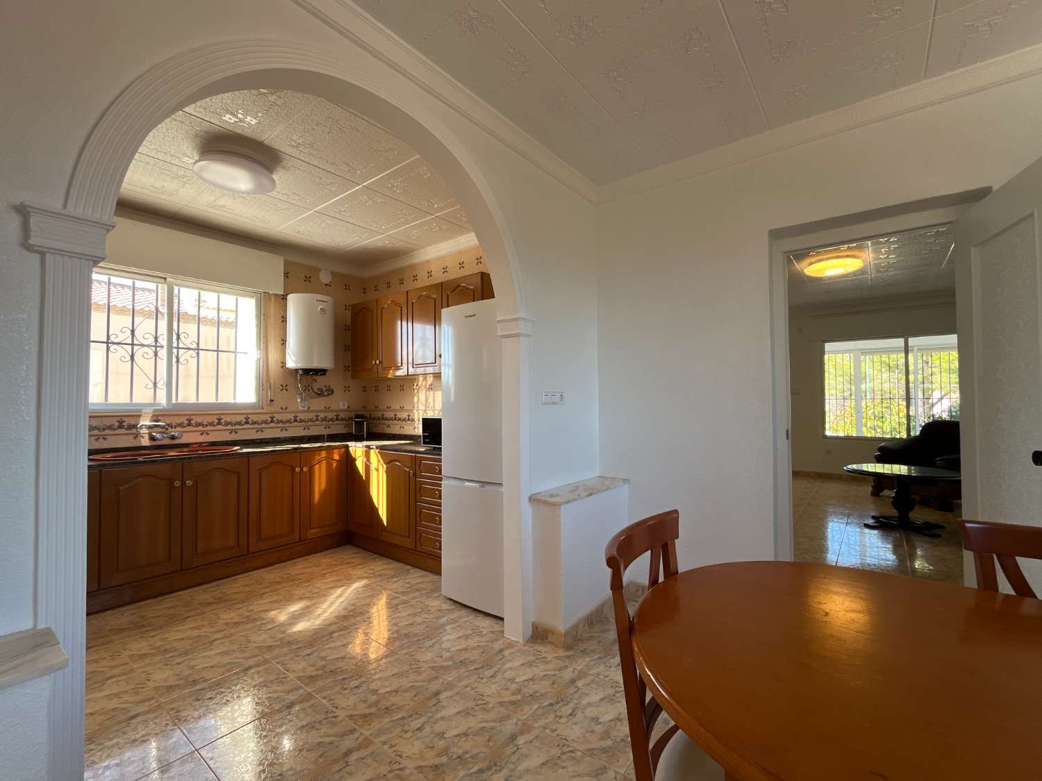 Chalet independiente con dos viviendas, piscina privada y parcela de 992 m² con vistas panorámicas al mar