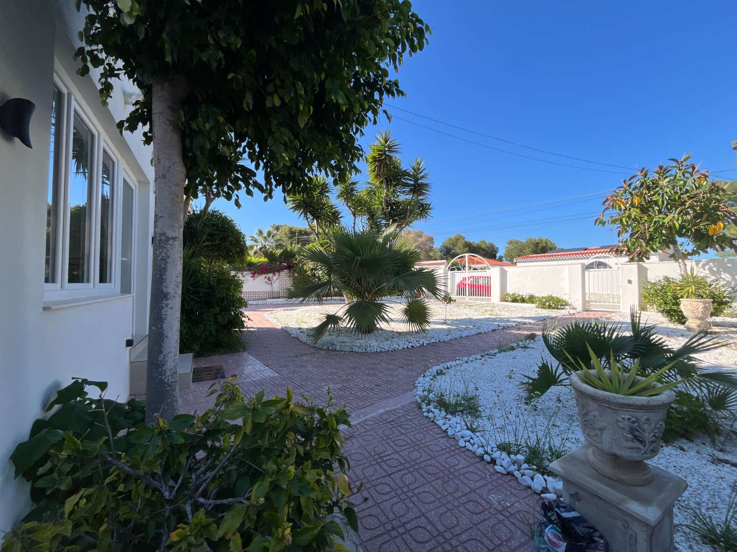 Chalet independiente con dos viviendas, piscina privada y parcela de 992 m² con vistas panorámicas al mar