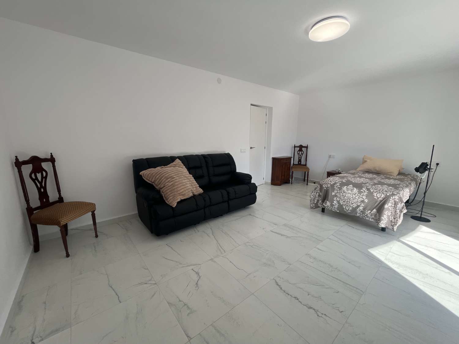 Chalet independiente con dos viviendas, piscina privada y parcela de 992 m² con vistas panorámicas al mar