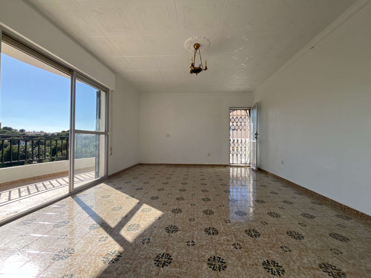 Chalet independiente con dos viviendas, piscina privada y parcela de 992 m² con vistas panorámicas al mar