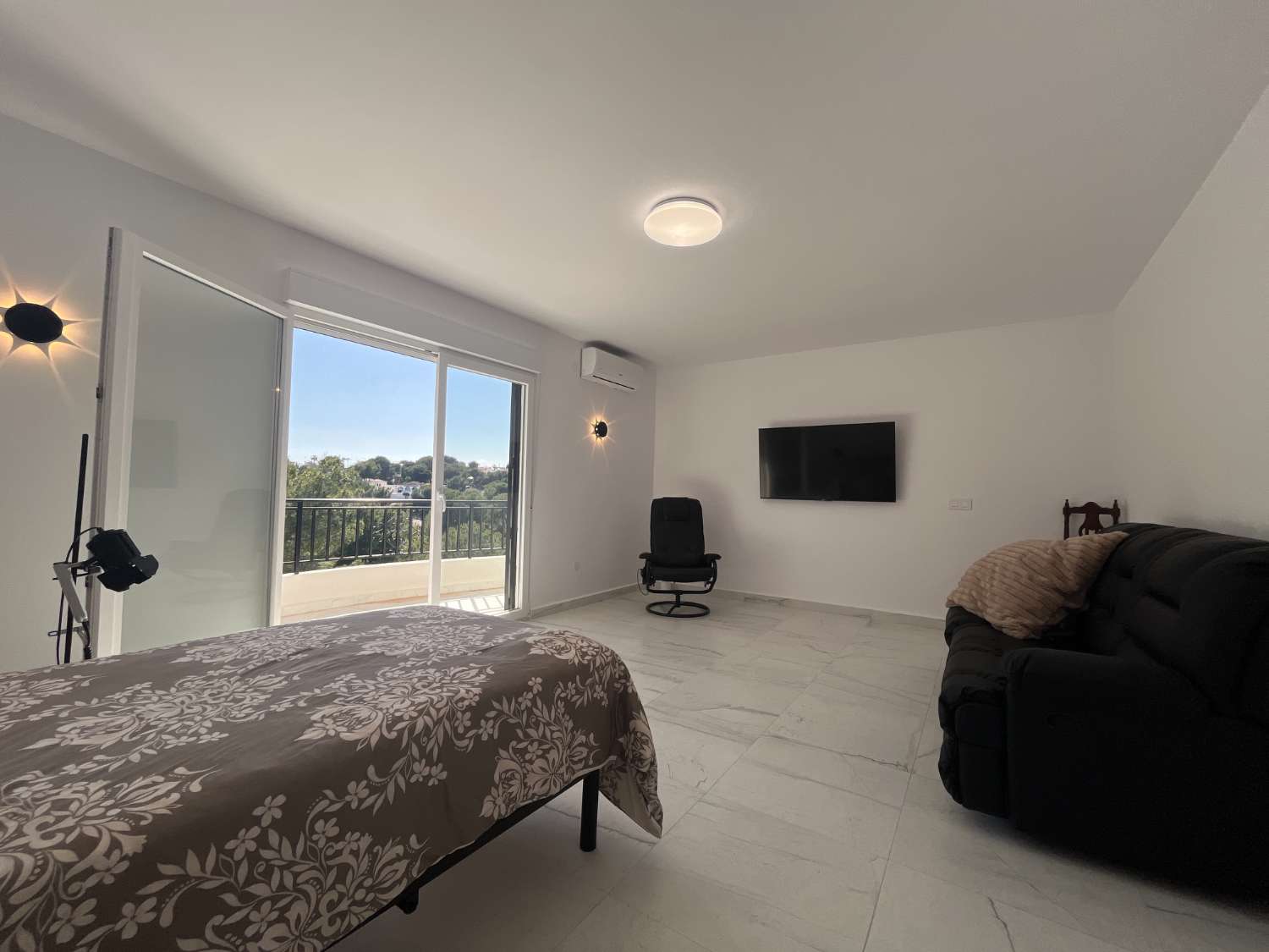 Chalet independiente con dos viviendas, piscina privada y parcela de 992 m² con vistas panorámicas al mar