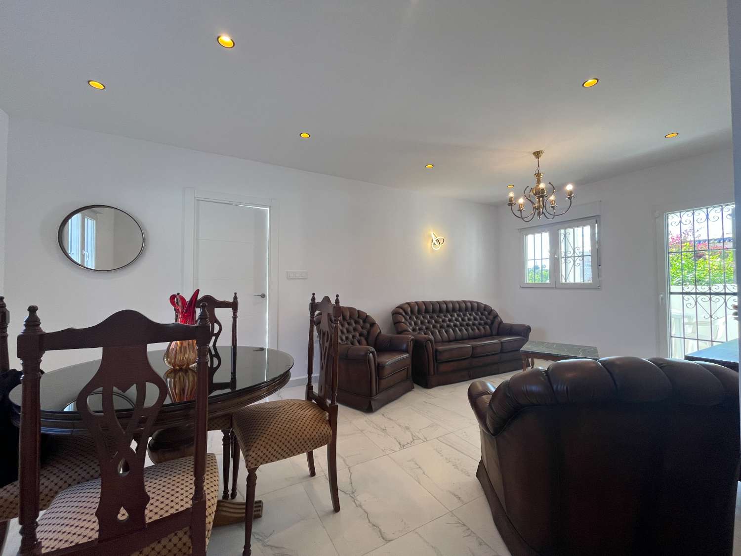 Chalet independiente con dos viviendas, piscina privada y parcela de 992 m² con vistas panorámicas al mar