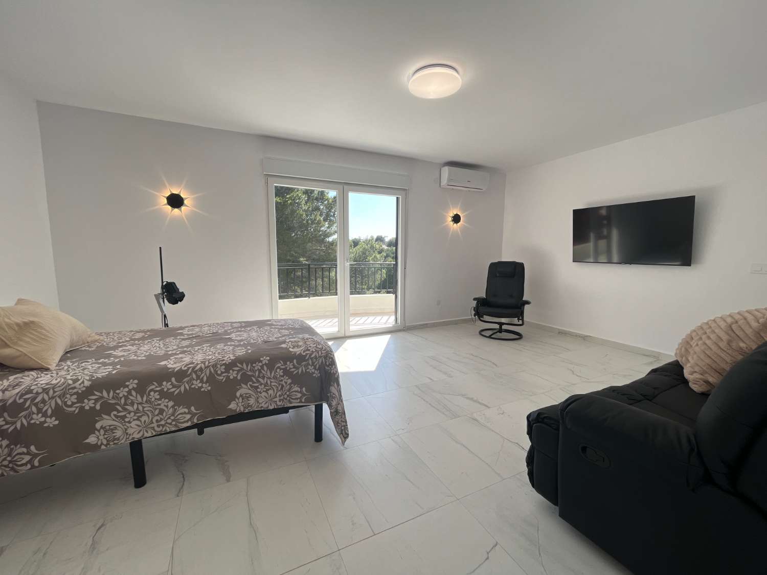 Chalet independiente con dos viviendas, piscina privada y parcela de 992 m² con vistas panorámicas al mar