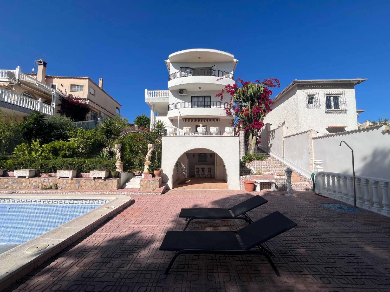 Chalet independiente con dos viviendas, piscina privada y parcela de 992 m² con vistas panorámicas al mar