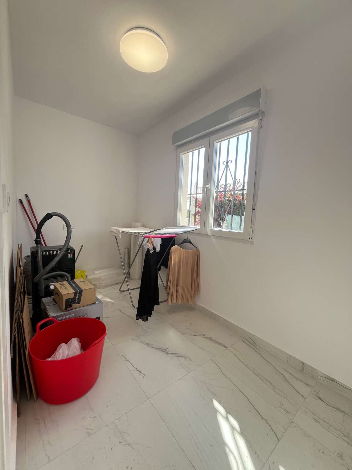 Chalet independiente con dos viviendas, piscina privada y parcela de 992 m² con vistas panorámicas al mar