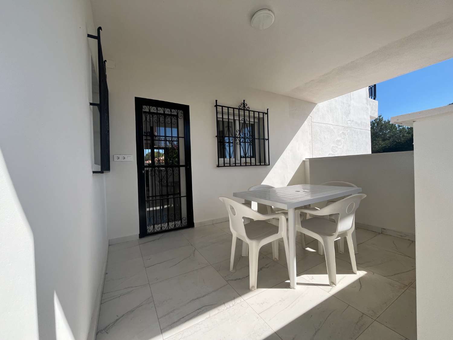 Chalet independiente con dos viviendas, piscina privada y parcela de 992 m² con vistas panorámicas al mar