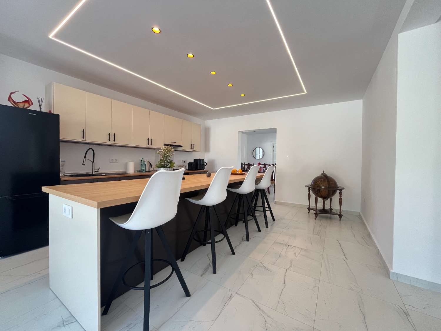Chalet independiente con dos viviendas, piscina privada y parcela de 992 m² con vistas panorámicas al mar