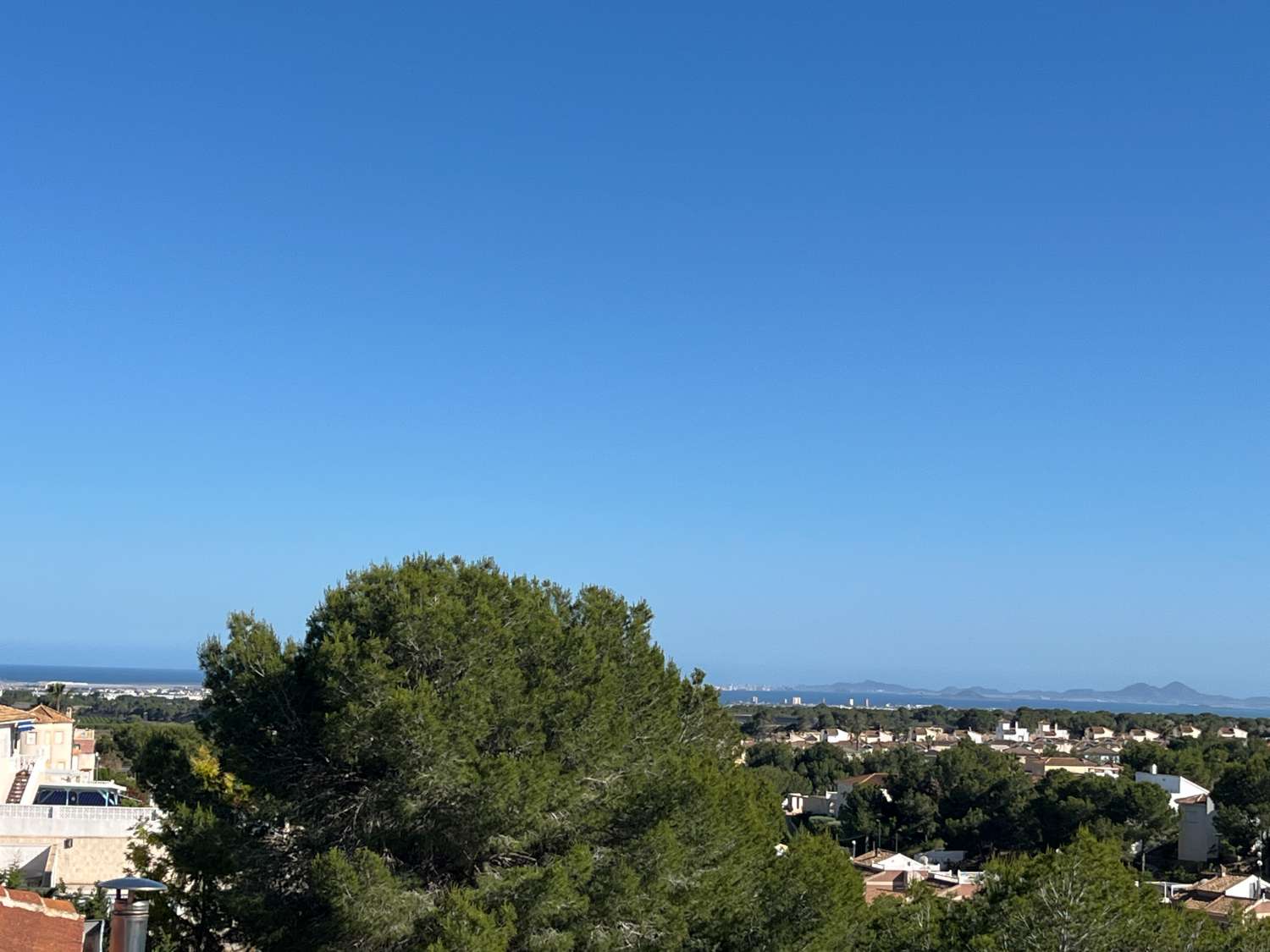 Chalet independiente con dos viviendas, piscina privada y parcela de 992 m² con vistas panorámicas al mar