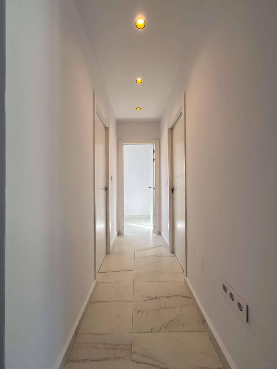 Chalet independiente con dos viviendas, piscina privada y parcela de 992 m² con vistas panorámicas al mar
