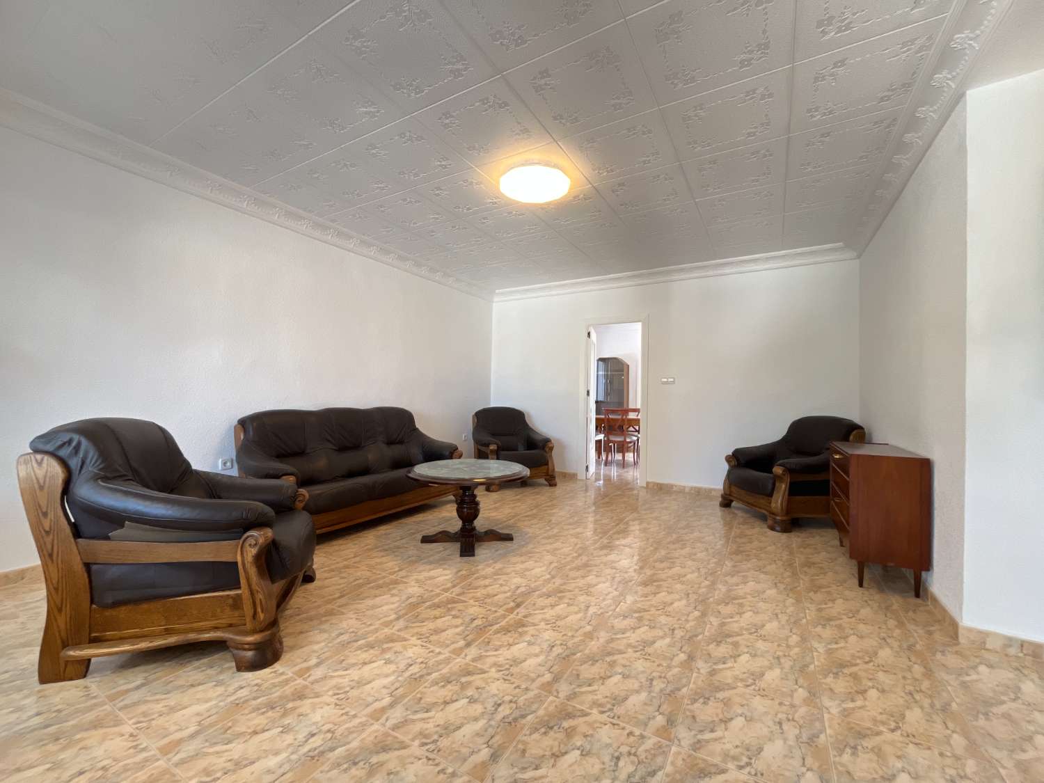 Chalet independiente con dos viviendas, piscina privada y parcela de 992 m² con vistas panorámicas al mar