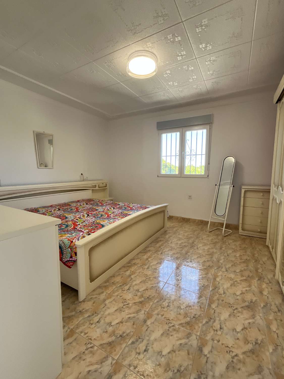 Chalet independiente con dos viviendas, piscina privada y parcela de 992 m² con vistas panorámicas al mar