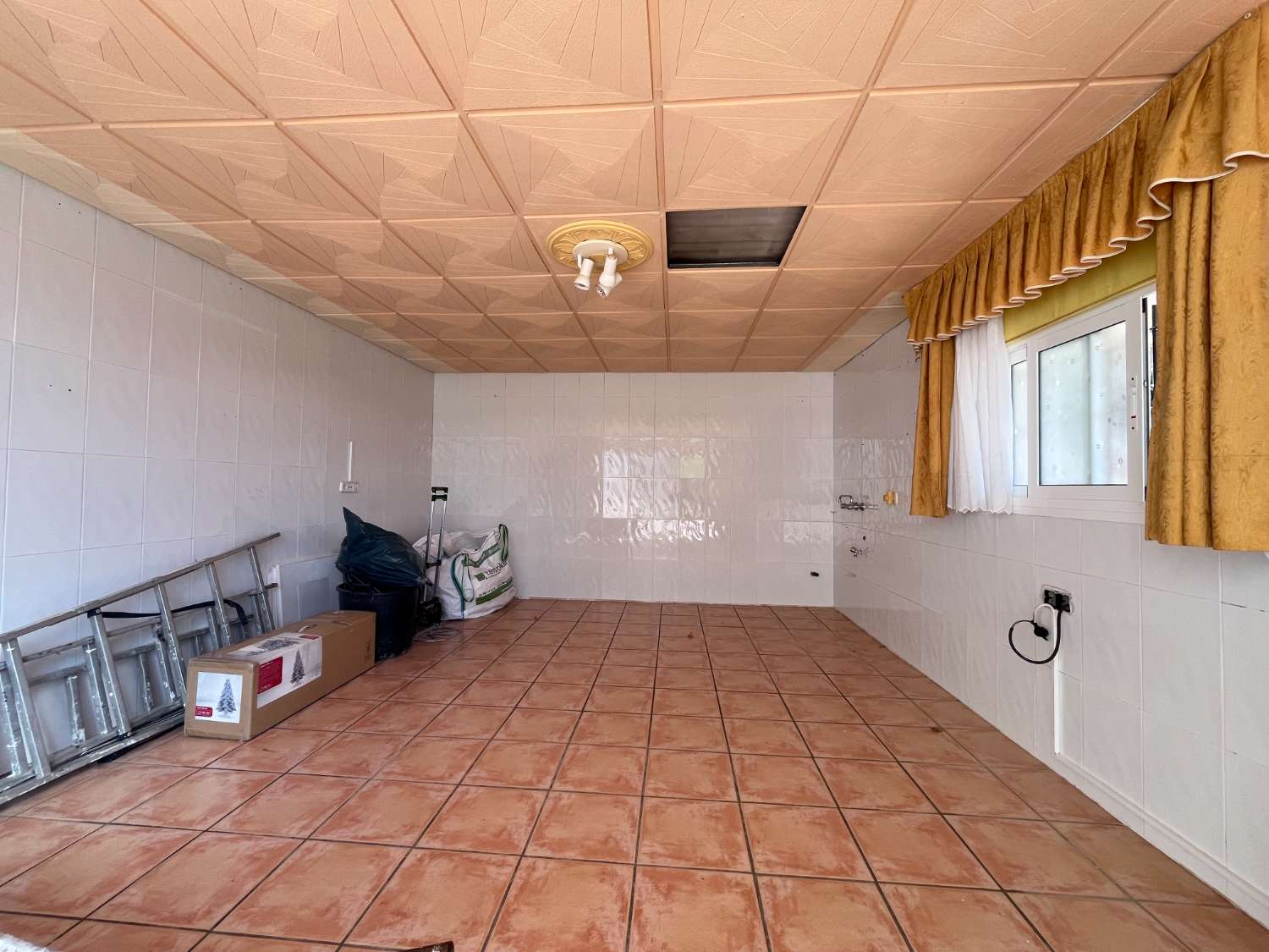Chalet independiente con dos viviendas, piscina privada y parcela de 992 m² con vistas panorámicas al mar