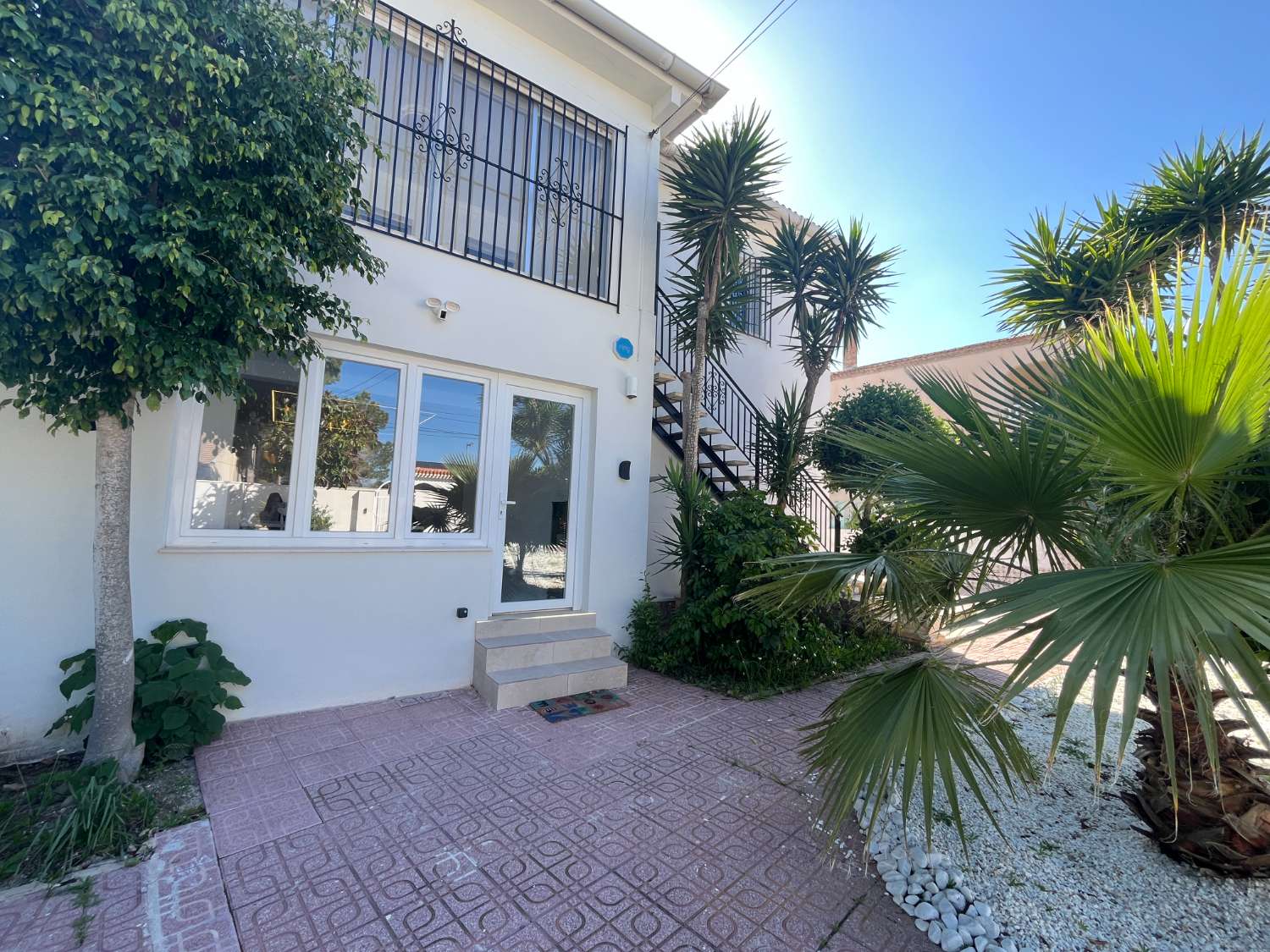 Chalet independiente con dos viviendas, piscina privada y parcela de 992 m² con vistas panorámicas al mar