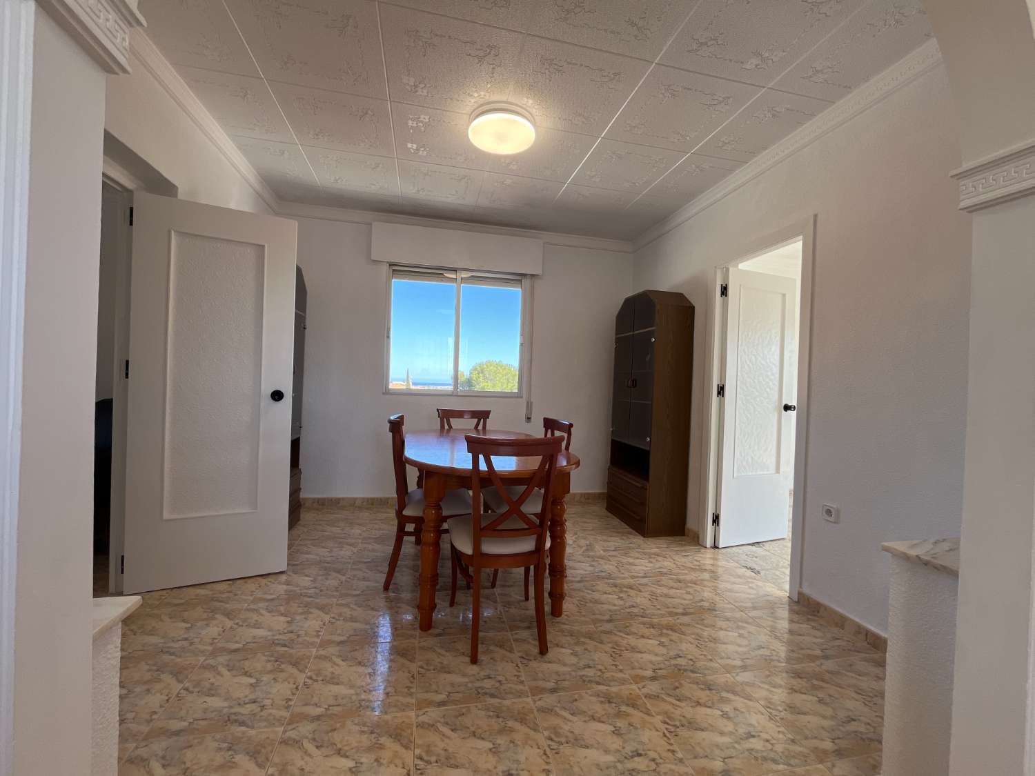 Chalet independiente con dos viviendas, piscina privada y parcela de 992 m² con vistas panorámicas al mar