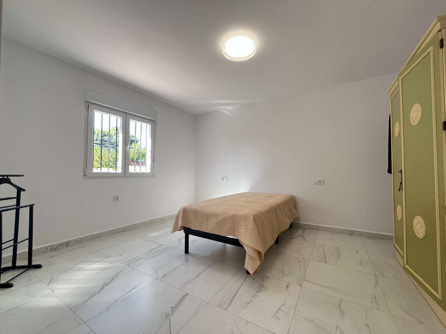 Chalet independiente con dos viviendas, piscina privada y parcela de 992 m² con vistas panorámicas al mar