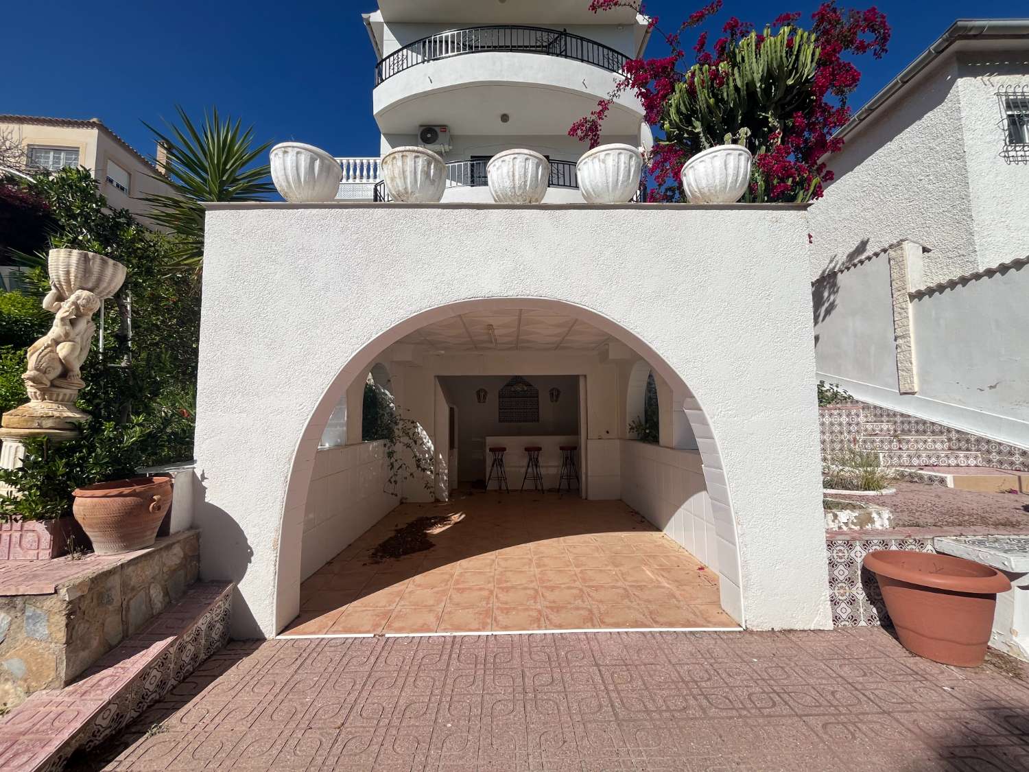 Chalet independiente con dos viviendas, piscina privada y parcela de 992 m² con vistas panorámicas al mar