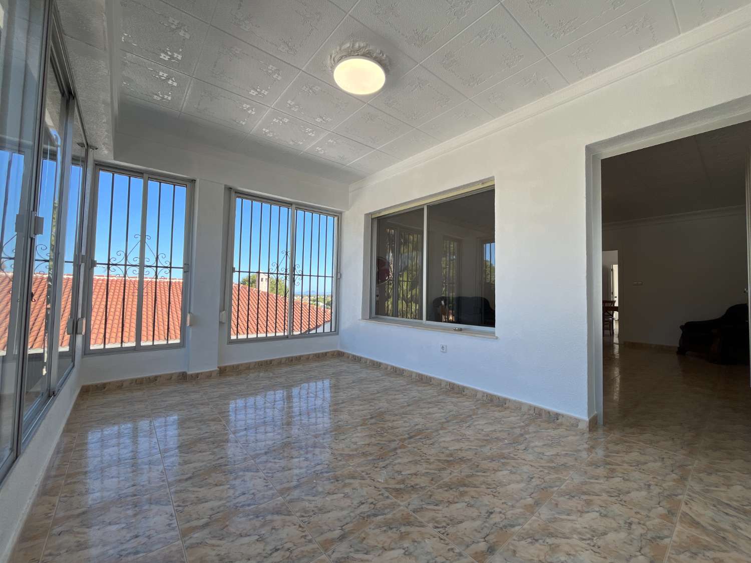 Chalet independiente con dos viviendas, piscina privada y parcela de 992 m² con vistas panorámicas al mar