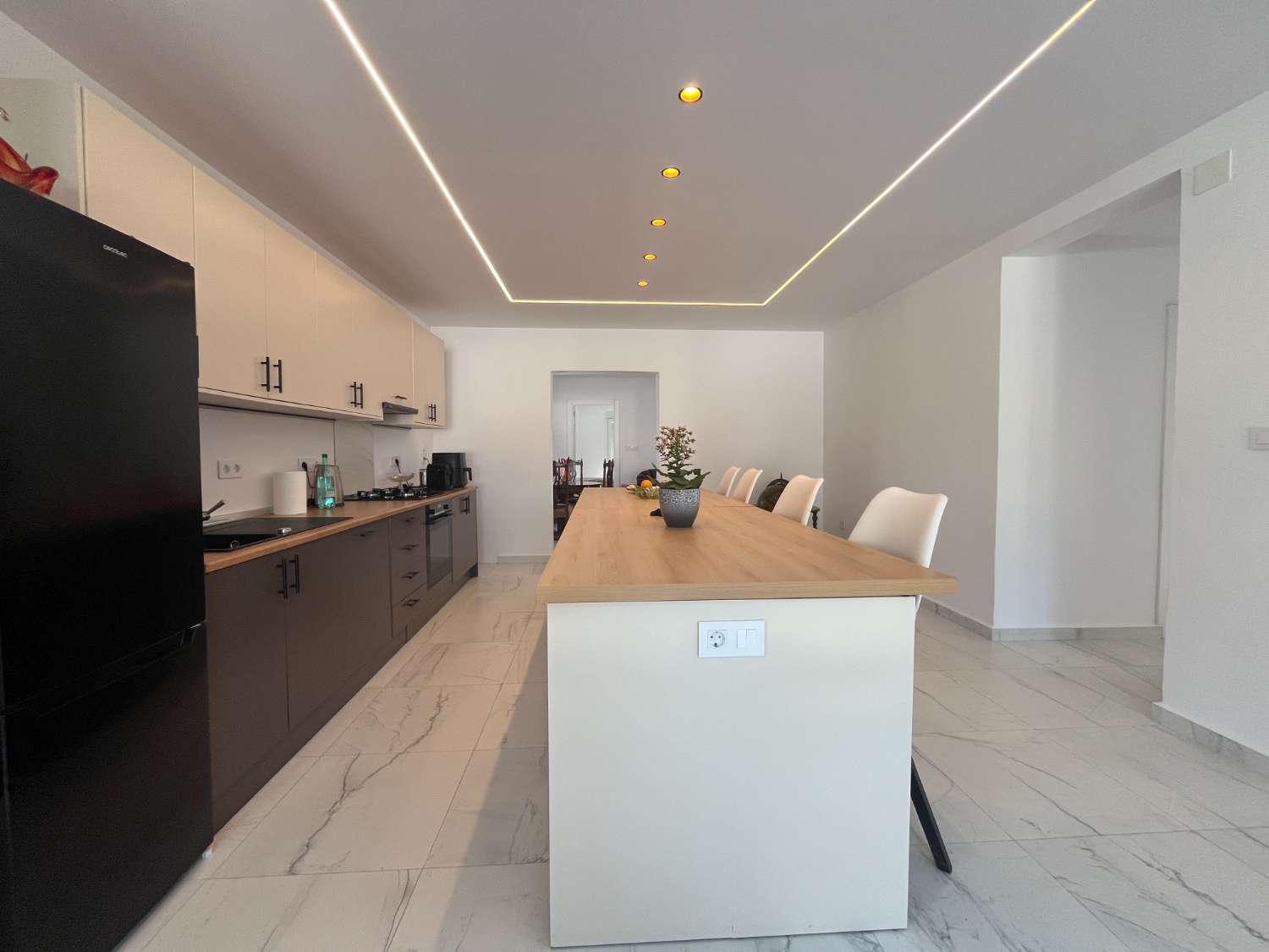 Chalet independiente con dos viviendas, piscina privada y parcela de 992 m² con vistas panorámicas al mar