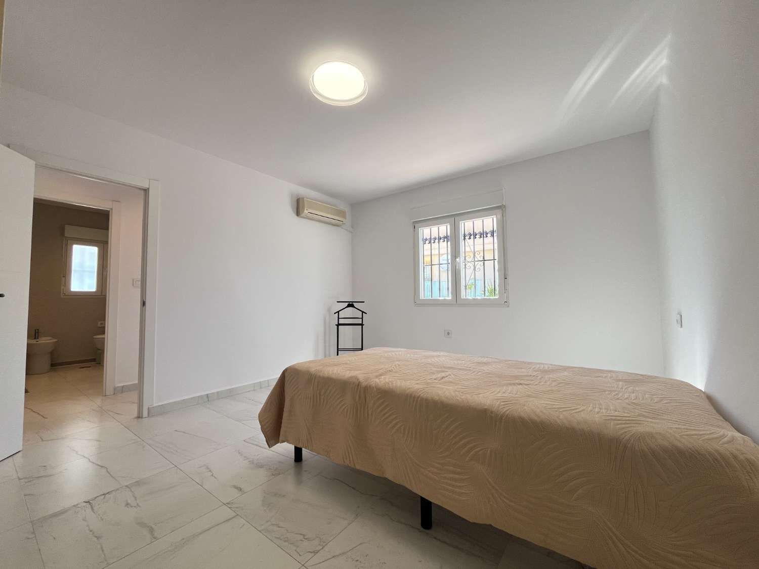 Chalet independiente con dos viviendas, piscina privada y parcela de 992 m² con vistas panorámicas al mar