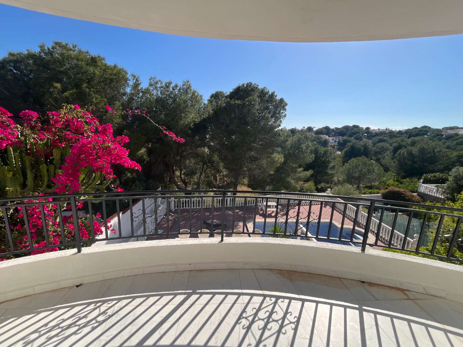 Chalet independiente con dos viviendas, piscina privada y parcela de 992 m² con vistas panorámicas al mar