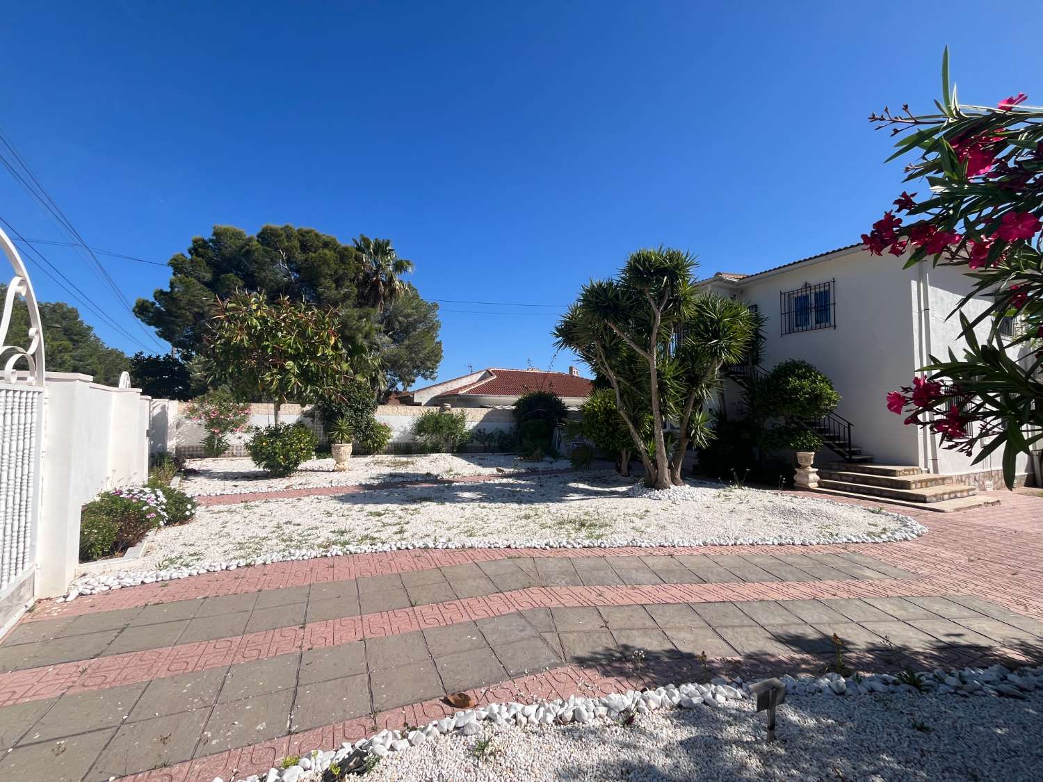 Chalet independiente con dos viviendas, piscina privada y parcela de 992 m² con vistas panorámicas al mar