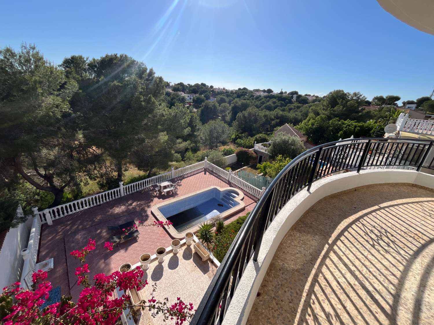 Chalet independiente con dos viviendas, piscina privada y parcela de 992 m² con vistas panorámicas al mar