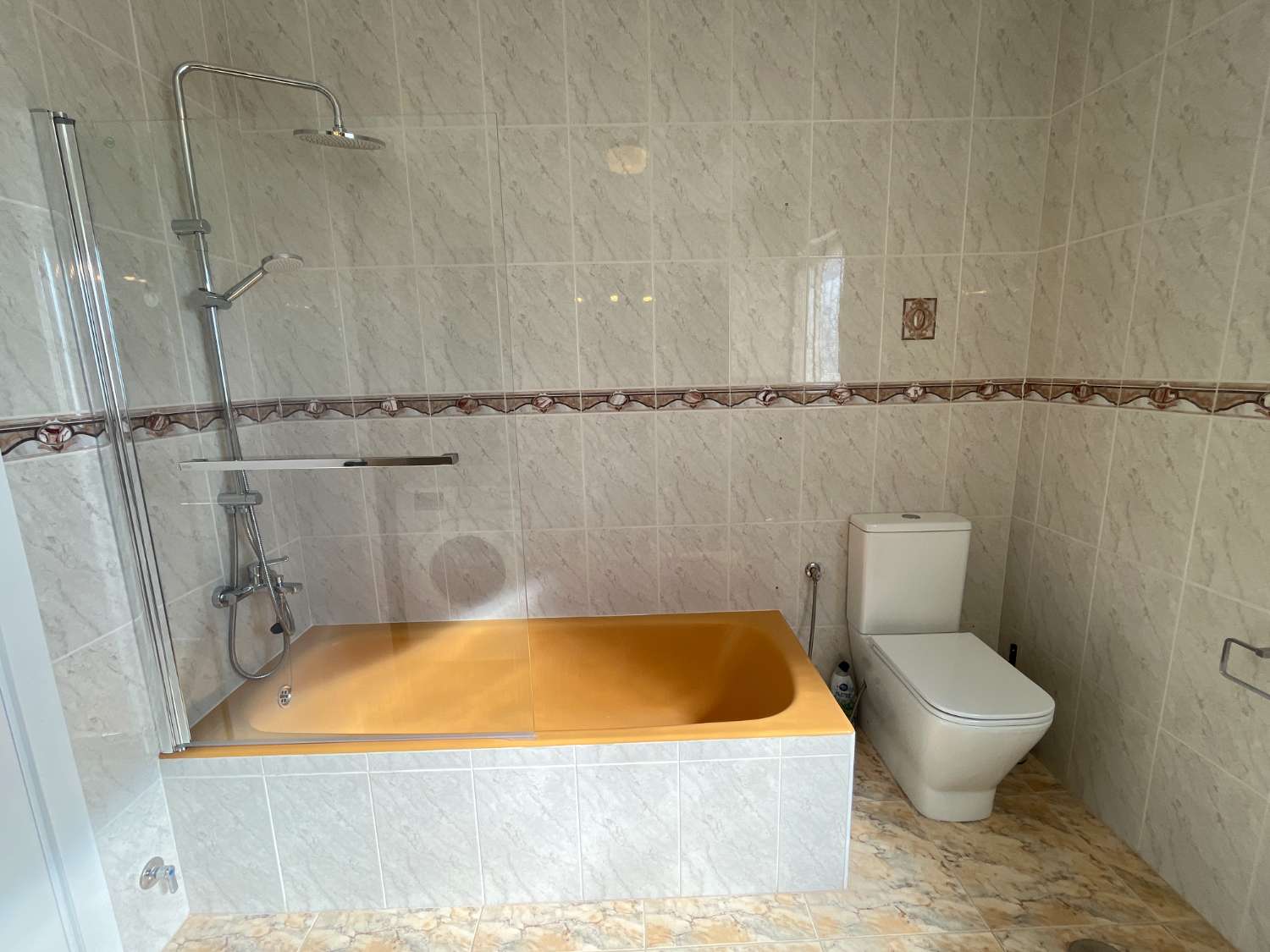 Chalet independiente con dos viviendas, piscina privada y parcela de 992 m² con vistas panorámicas al mar