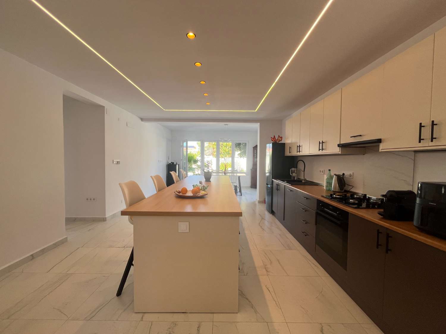Chalet independiente con dos viviendas, piscina privada y parcela de 992 m² con vistas panorámicas al mar