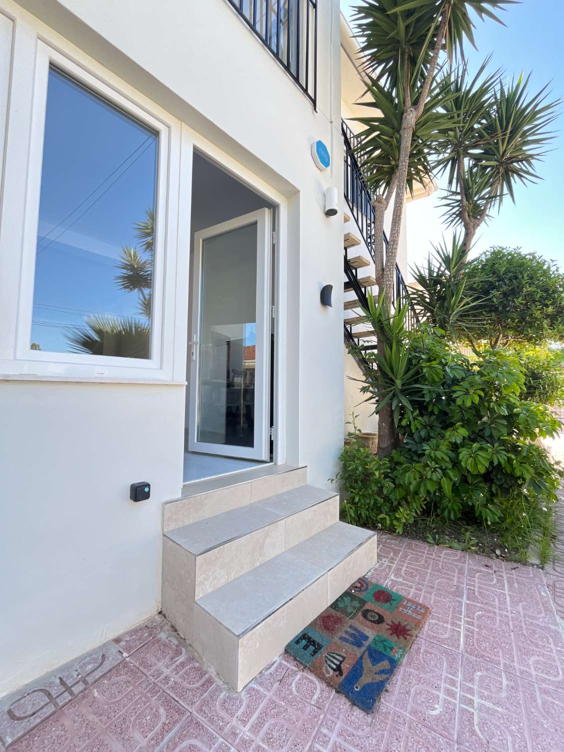 Chalet independiente con dos viviendas, piscina privada y parcela de 992 m² con vistas panorámicas al mar