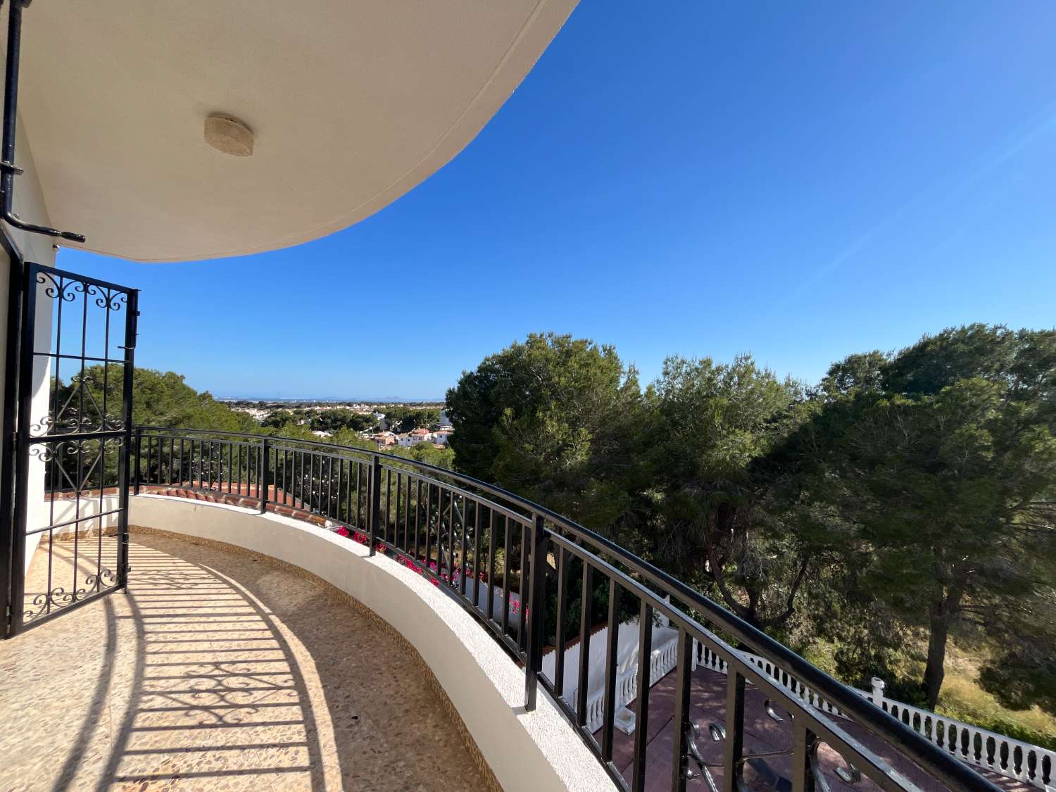 Chalet independiente con dos viviendas, piscina privada y parcela de 992 m² con vistas panorámicas al mar