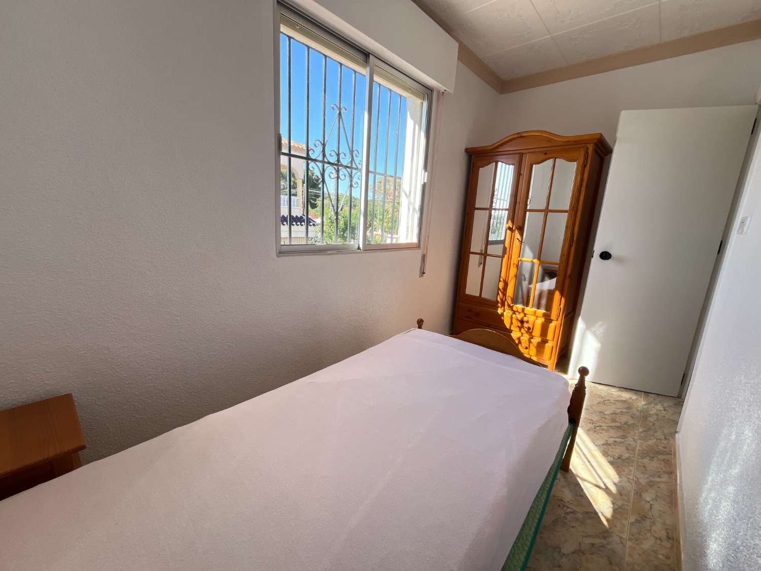 Chalet independiente con dos viviendas, piscina privada y parcela de 992 m² con vistas panorámicas al mar