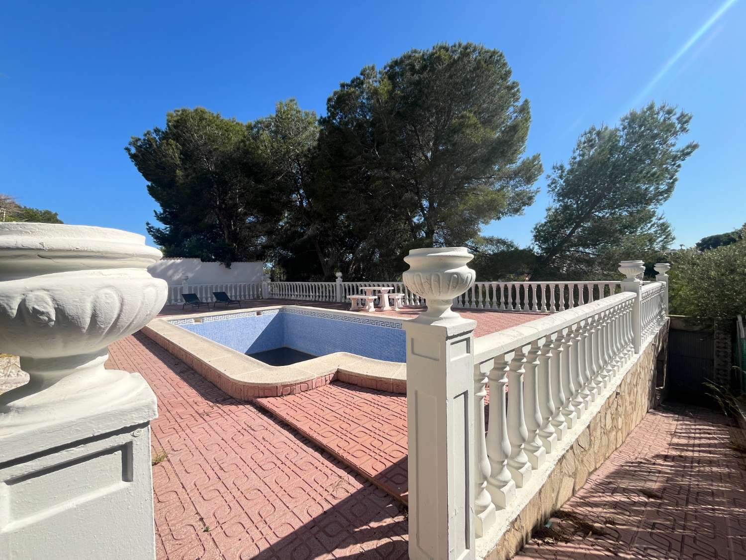 Chalet independiente con dos viviendas, piscina privada y parcela de 992 m² con vistas panorámicas al mar