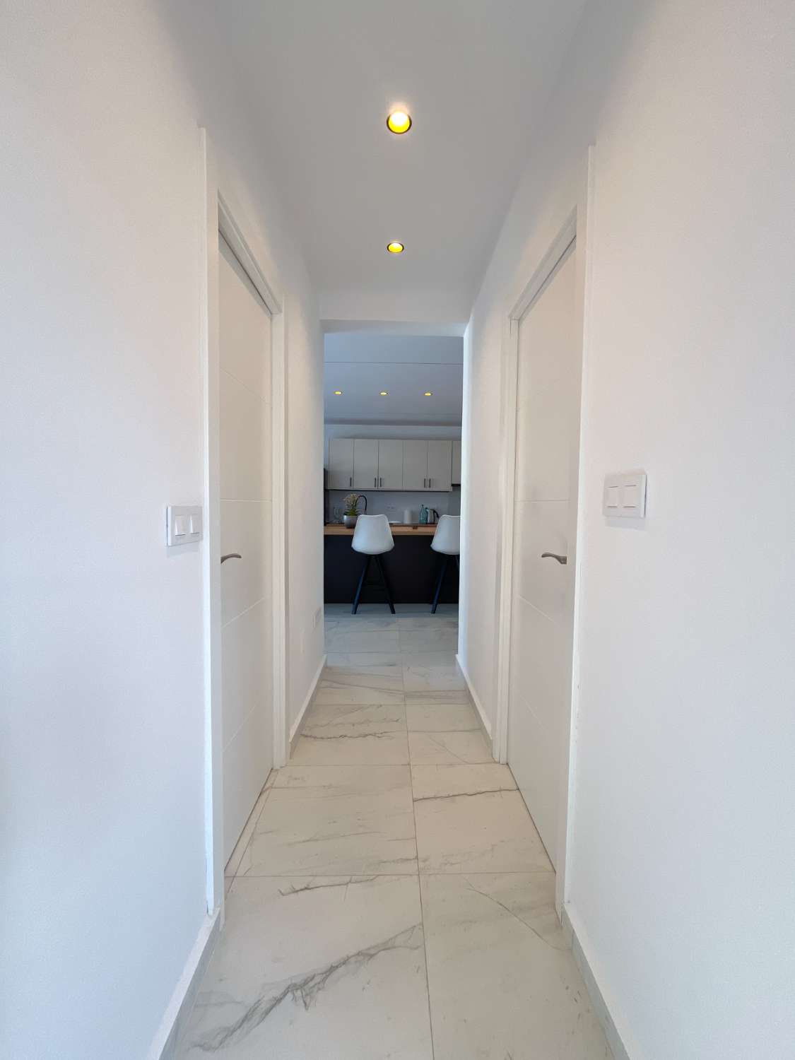 Chalet independiente con dos viviendas, piscina privada y parcela de 992 m² con vistas panorámicas al mar