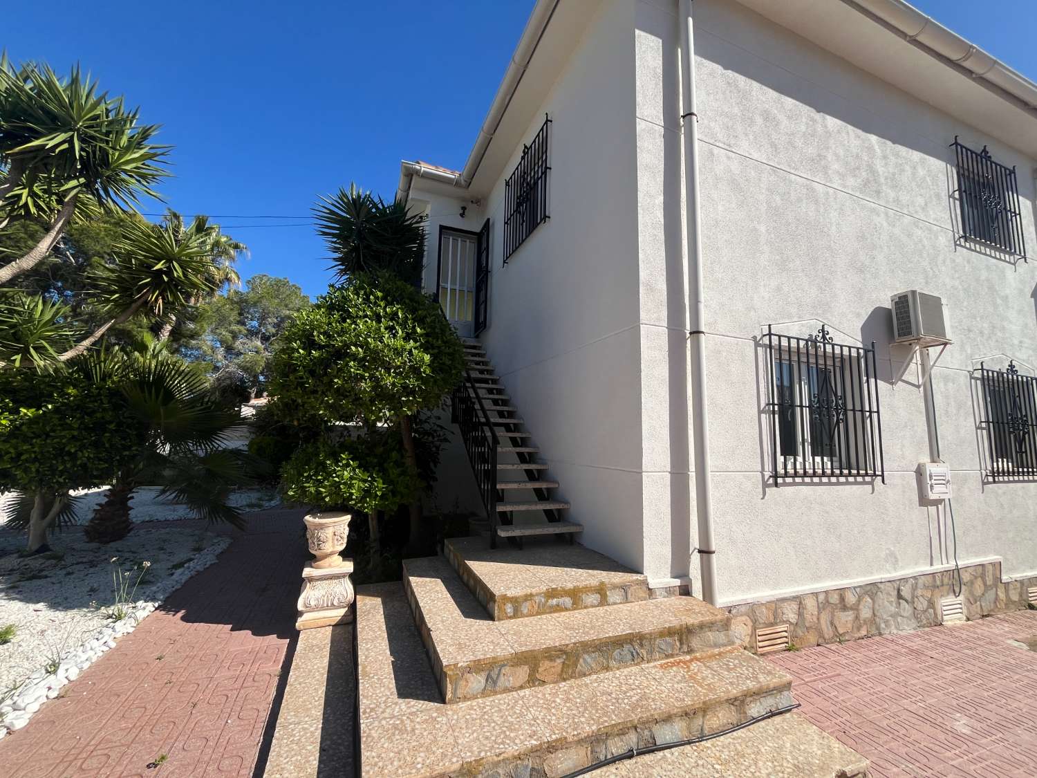 Chalet independiente con dos viviendas, piscina privada y parcela de 992 m² con vistas panorámicas al mar