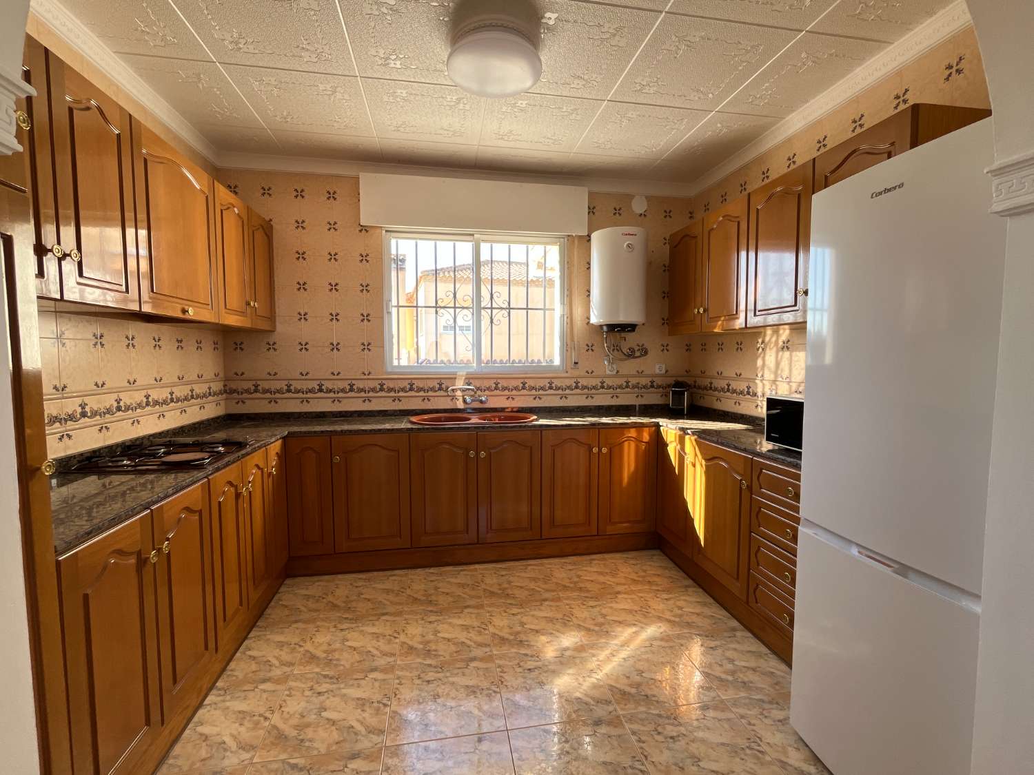 Chalet independiente con dos viviendas, piscina privada y parcela de 992 m² con vistas panorámicas al mar