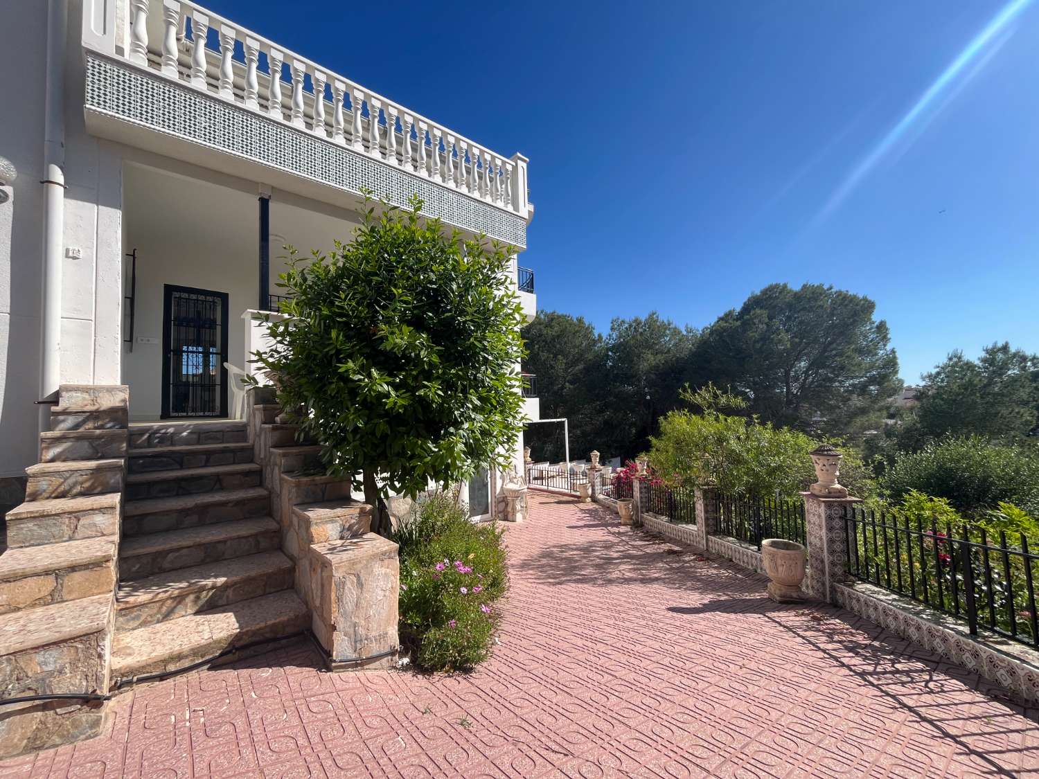 Chalet independiente con dos viviendas, piscina privada y parcela de 992 m² con vistas panorámicas al mar