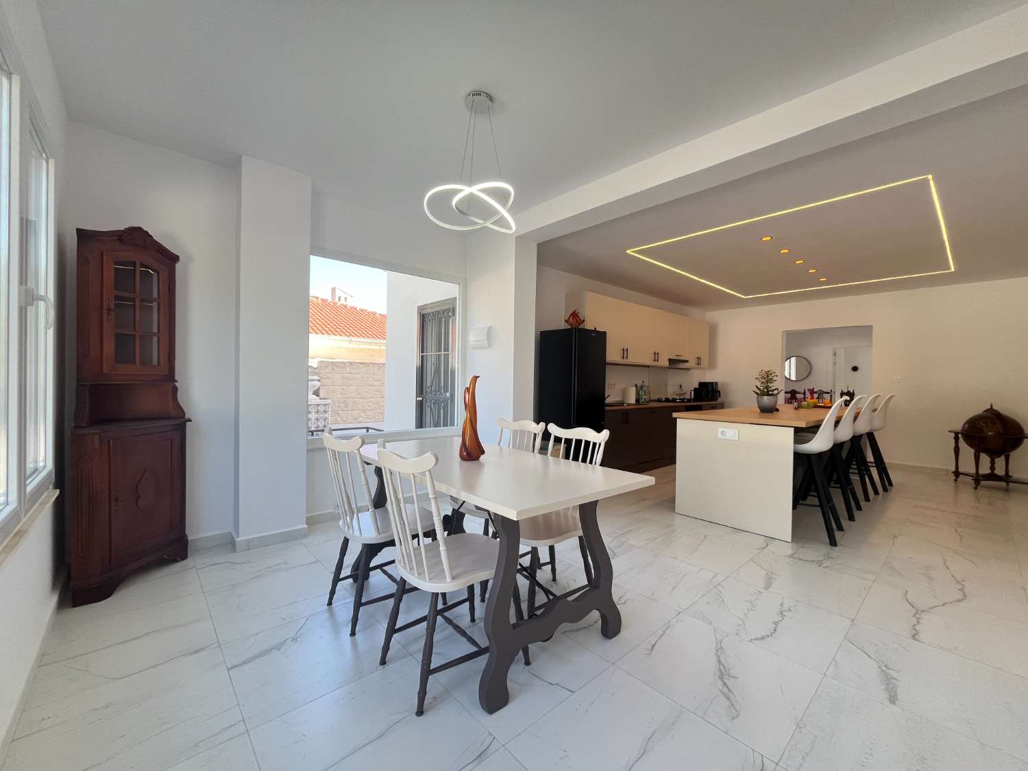 Chalet independiente con dos viviendas, piscina privada y parcela de 992 m² con vistas panorámicas al mar