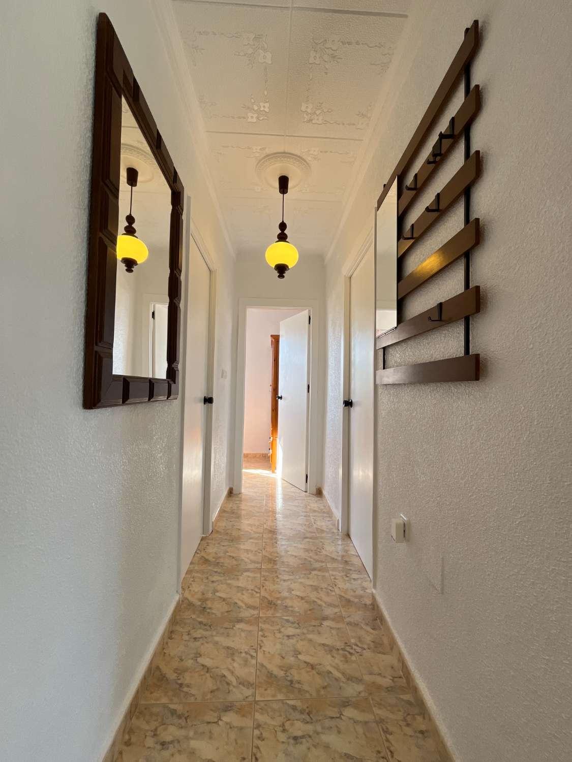Chalet independiente con dos viviendas, piscina privada y parcela de 992 m² con vistas panorámicas al mar