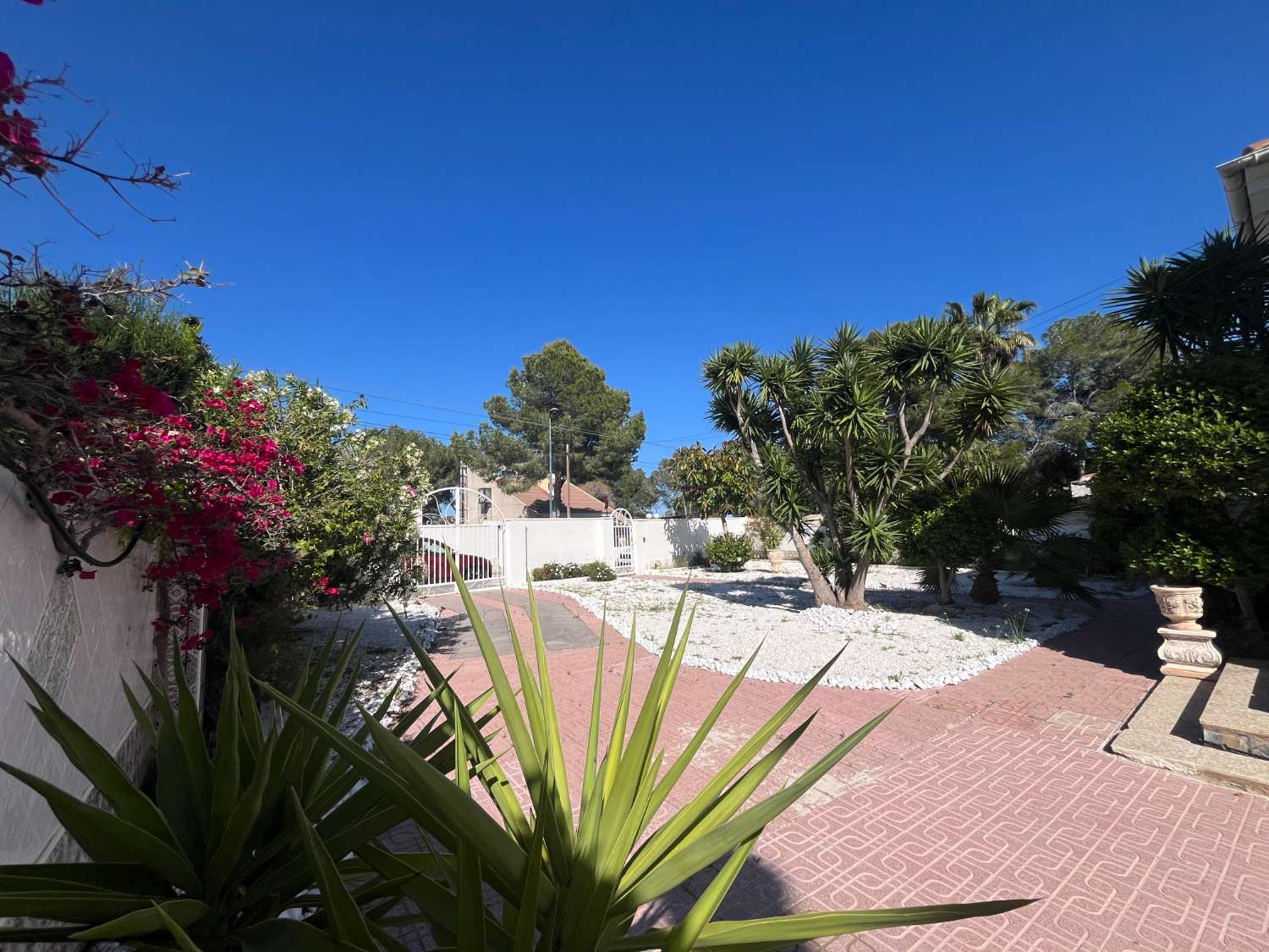 Chalet independiente con dos viviendas, piscina privada y parcela de 992 m² con vistas panorámicas al mar